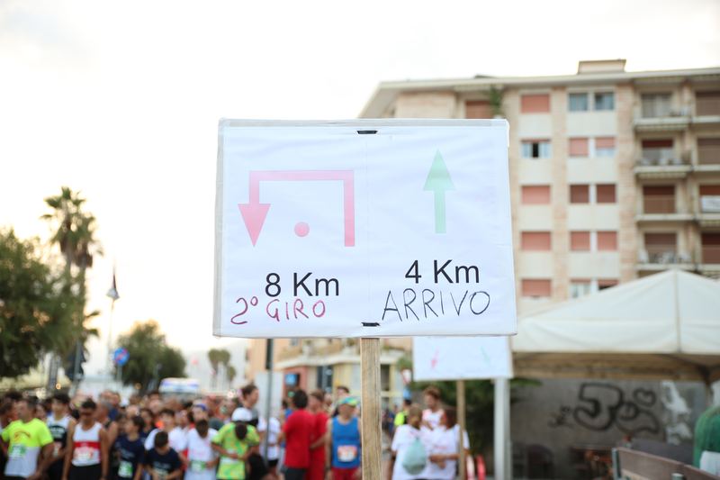 Il cartello con i percorsi da 4 e 8 km